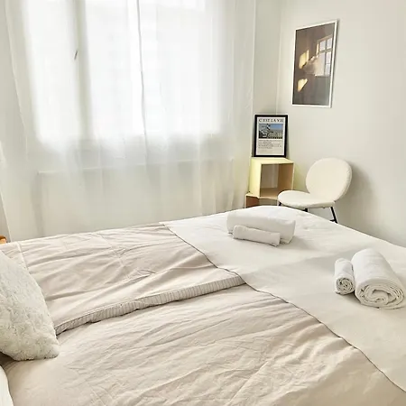 Privatunterkunft Double Bed In An With Lovely Cats *