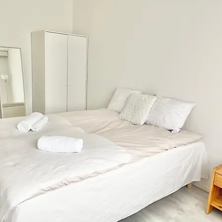 Quarto em Acomodações Particulares Double Bed In An With Lovely Cats *