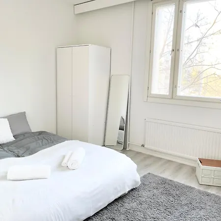 Double Bed In An With Lovely Cats Accommodatie bij particulieren