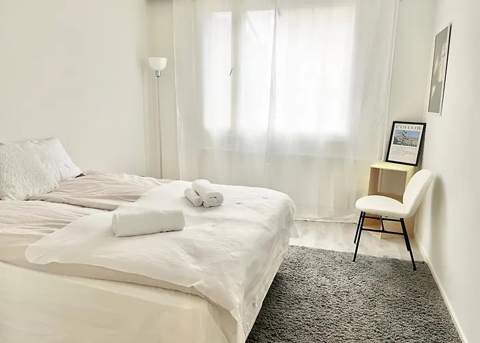 Double Bed In An With Lovely Cats Accommodatie bij particulieren *