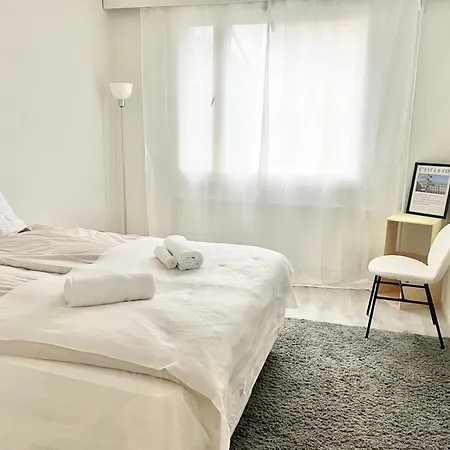 Double Bed In An With Lovely Cats ホームステイ *